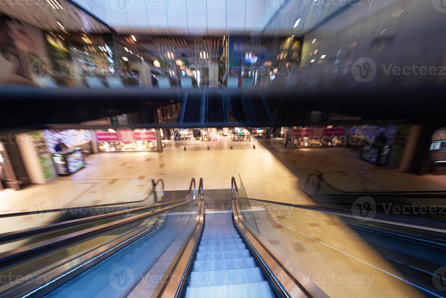 boodschappen doen winkelcentrum roltrappen foto