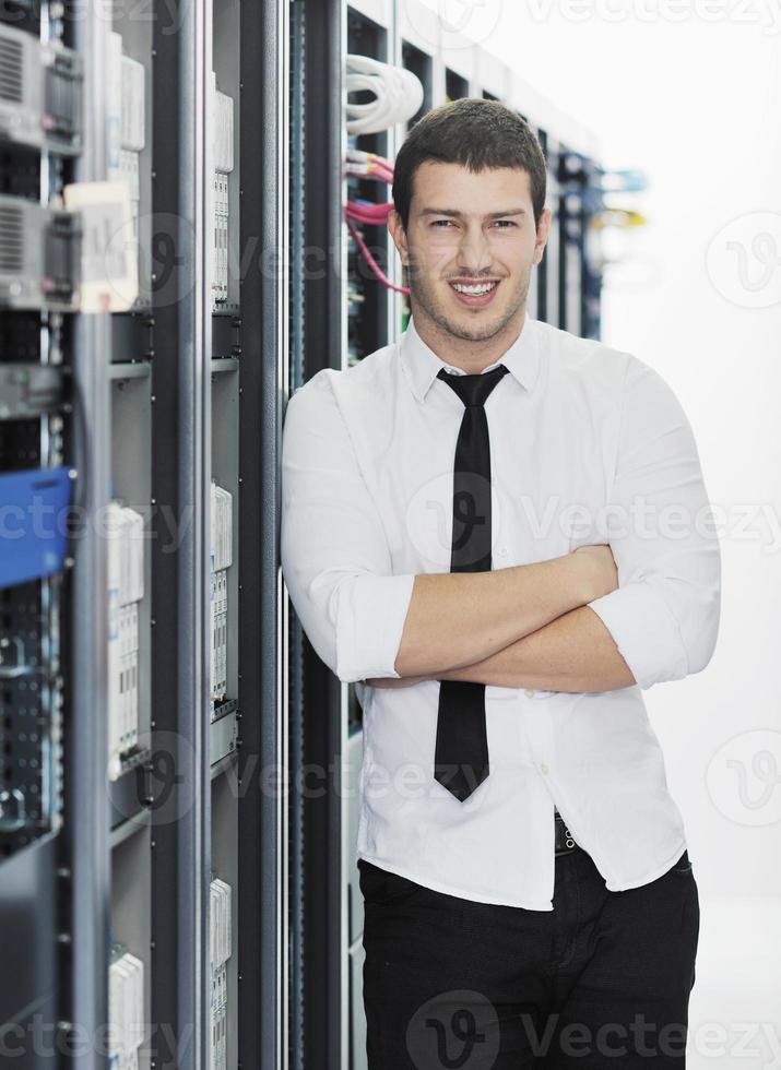 jong het ingenieur in datacenter server kamer foto