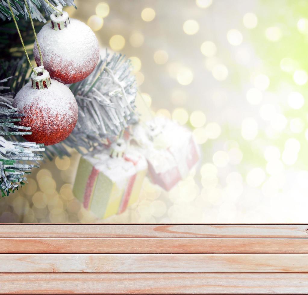 achtergrond met Kerstmis boom en schattig geschenk dozen met bogen foto