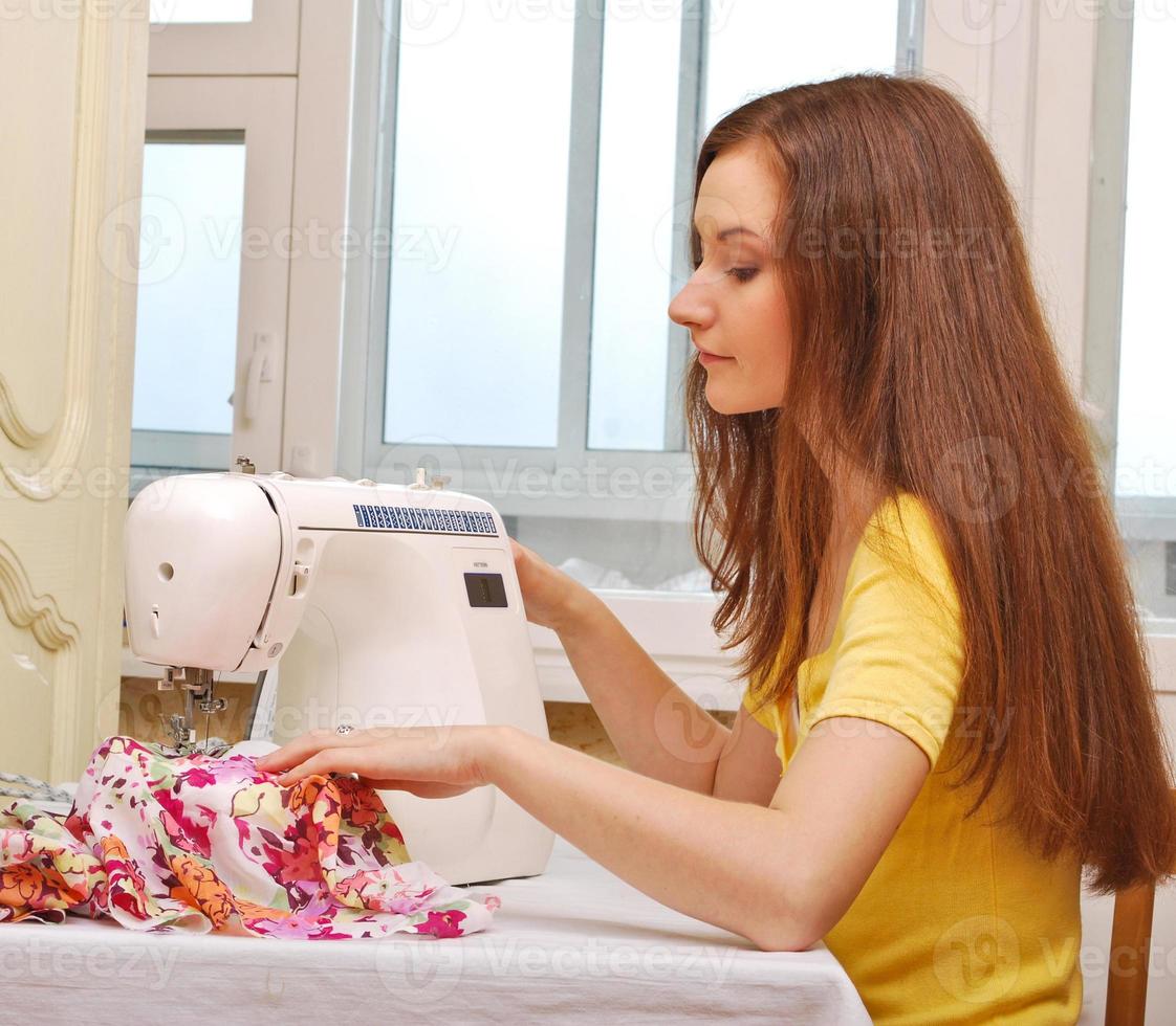 vrouw naaister werken aan de naaimachine foto
