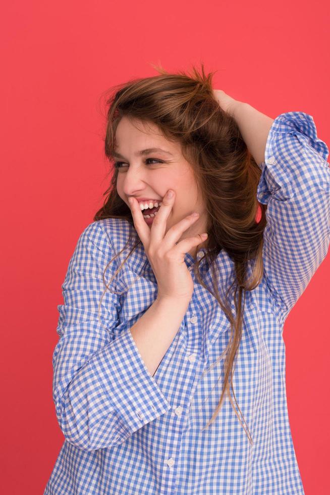 vrouw spelen met haar lang zijdezacht haar- foto