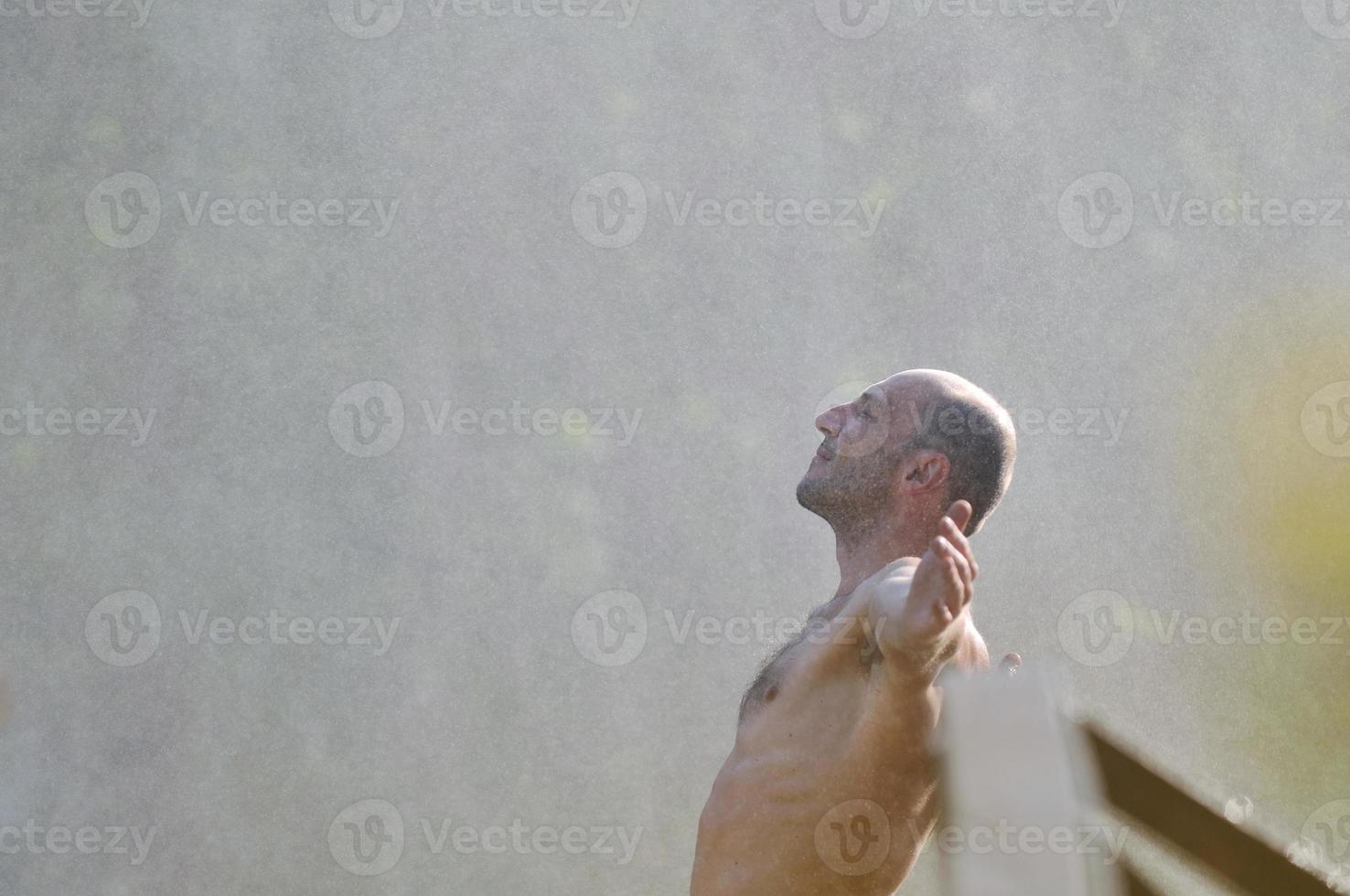 Mens in waterval foto