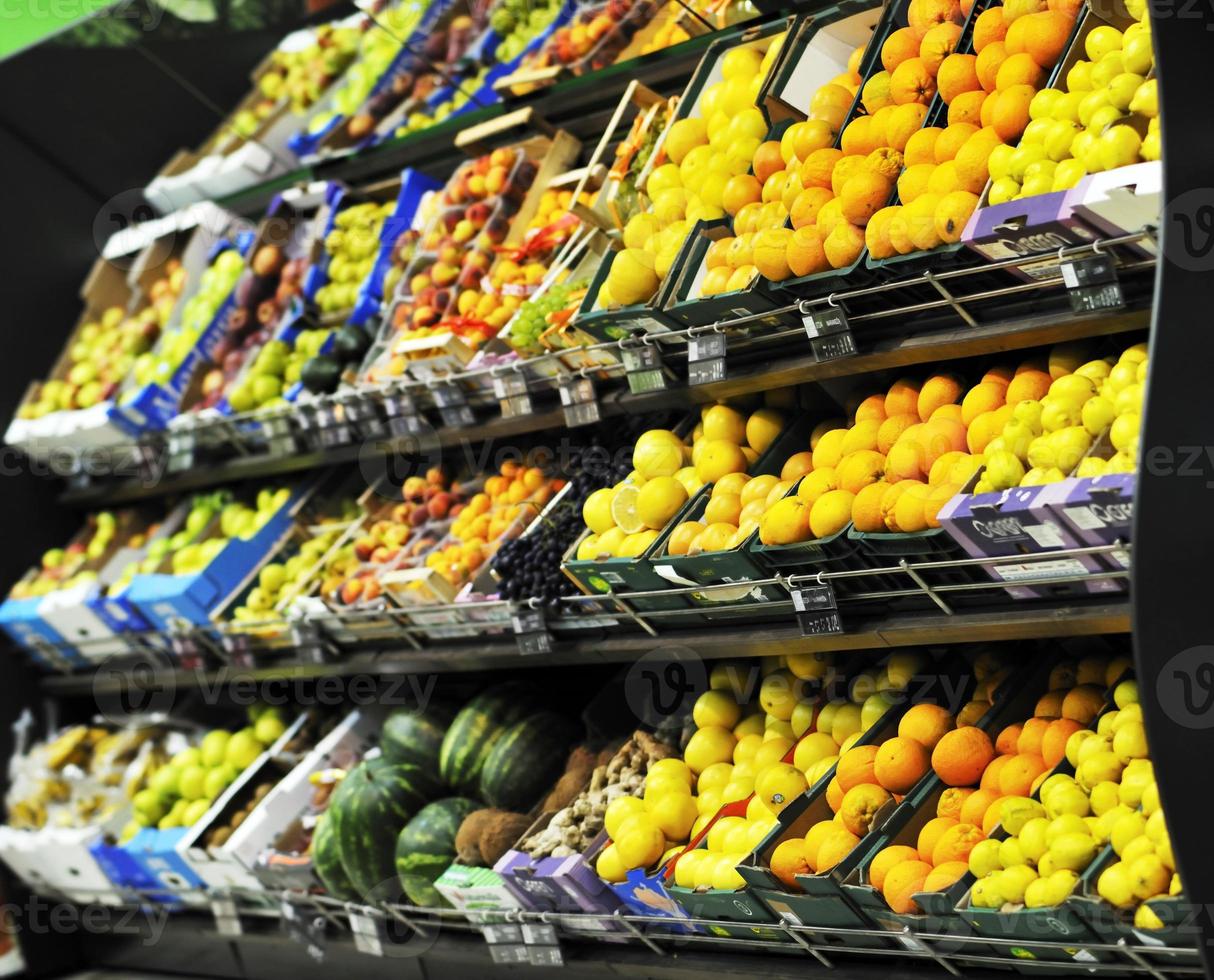 vers fruit en groenten in super markt foto
