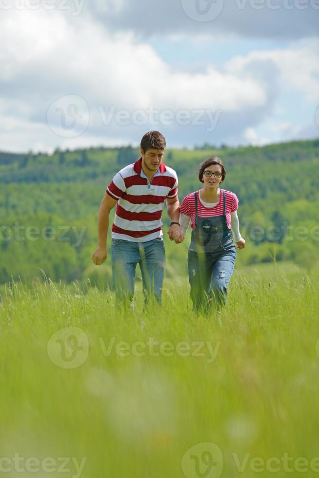 portret van romantisch jong paar glimlachen samen buitenshuis foto