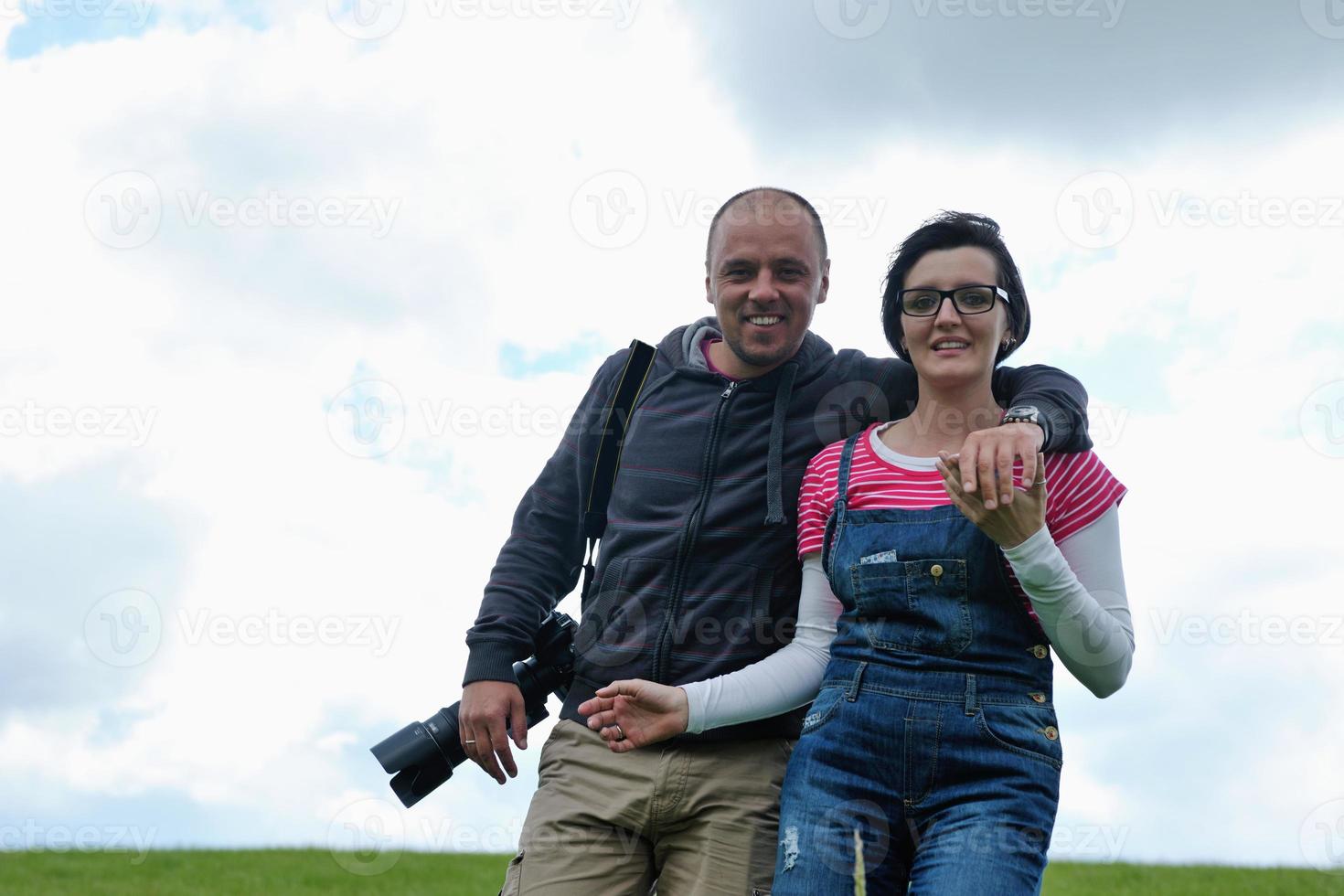 portret van romantisch jong paar glimlachen samen buitenshuis foto