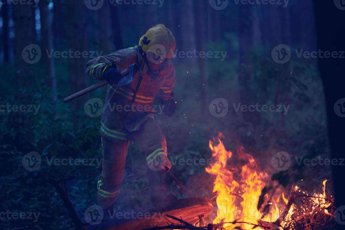 brandweerman in actie foto