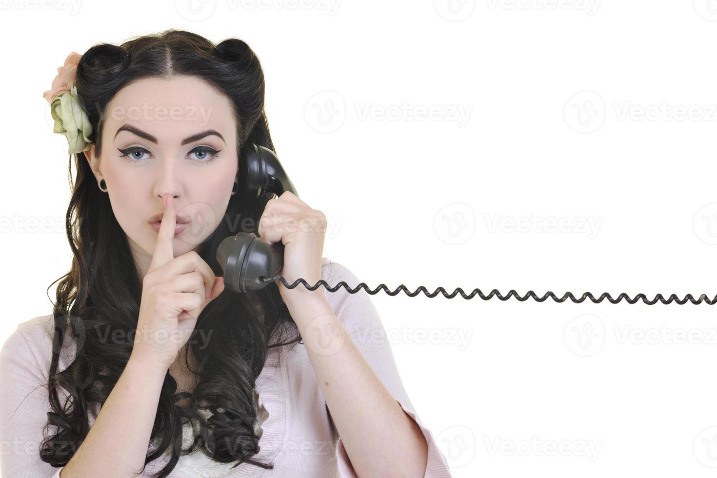 mooi meisje pratend Aan oud telefoon foto