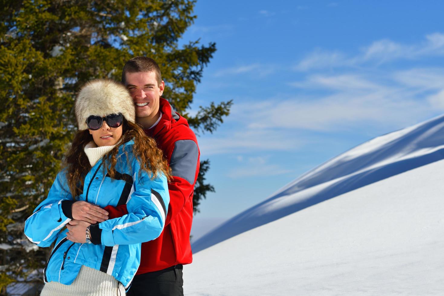 jong paar Aan winter vakantie foto