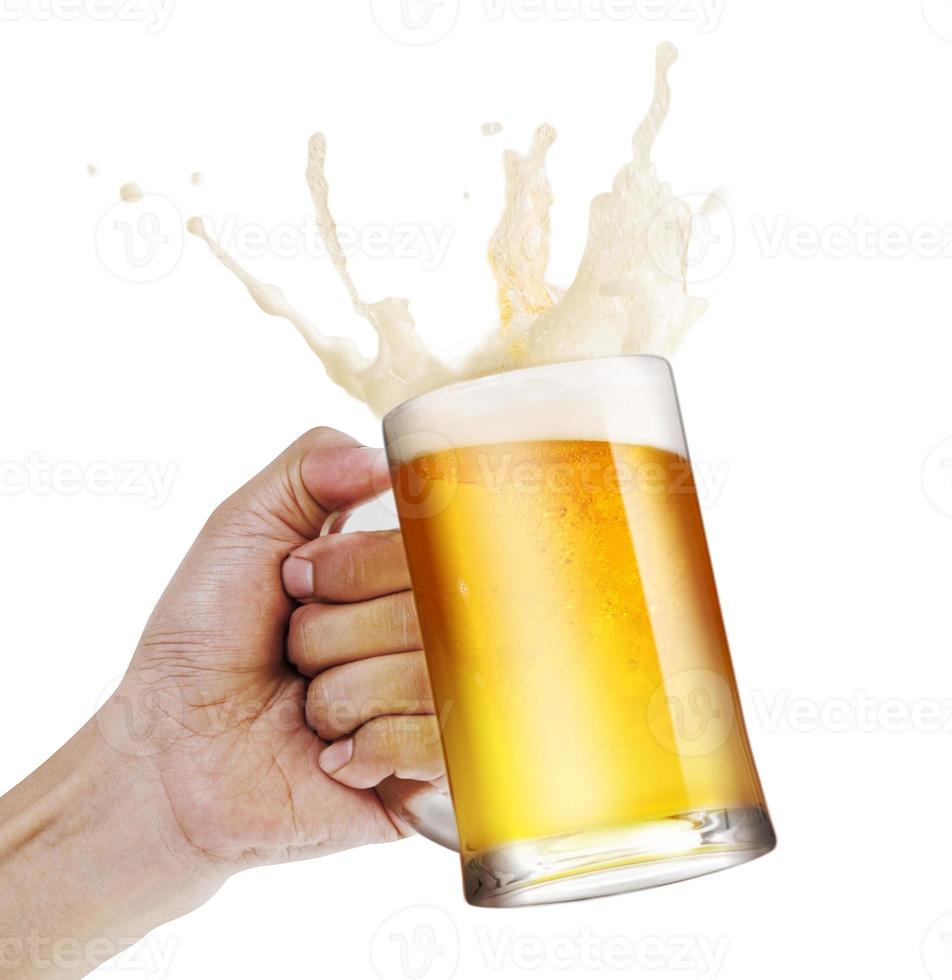 hand- Holding een mok van licht bier roosteren met bubbel schuim plons isoleren wit achtergrond met kopiëren ruimte foto