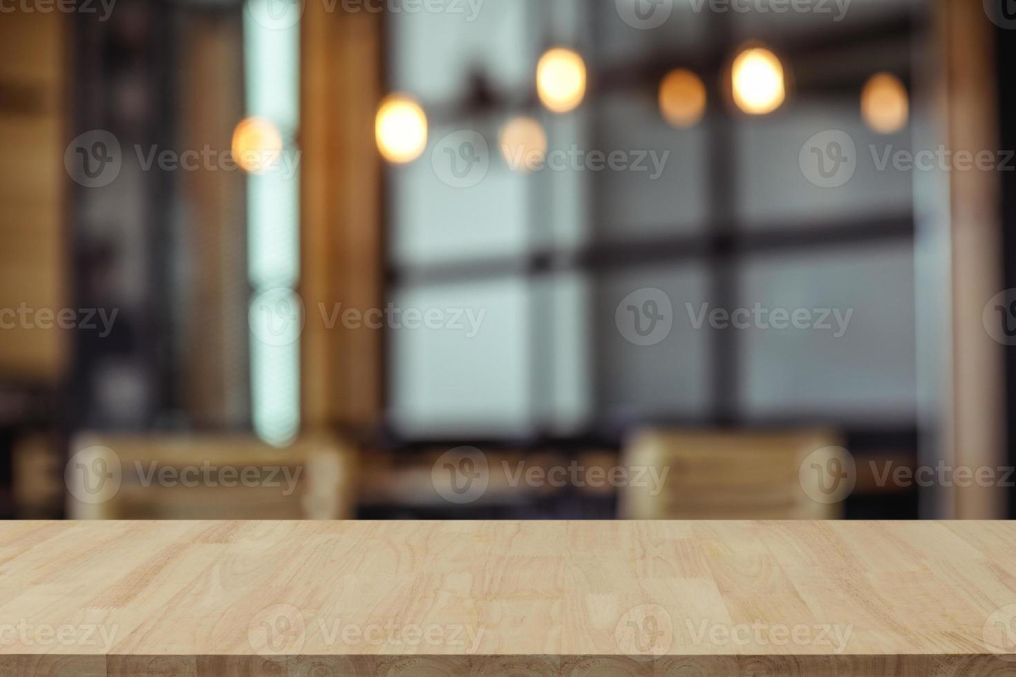 leeg houten tafel top met visie van kamer of houten bureau met restaurants met vervagen achtergrond, kopiëren ruimte voor uw tekst foto