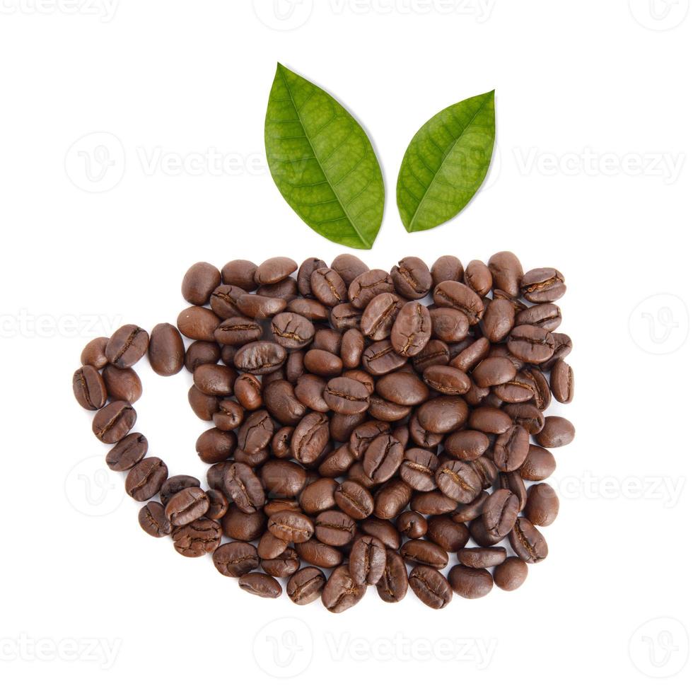 geroosterd koffie bonen met koffie bladeren in de vorm van een kop studio schot geïsoleerd Aan wit achtergrond, gezond producten door biologisch natuurlijk ingrediënten concept foto