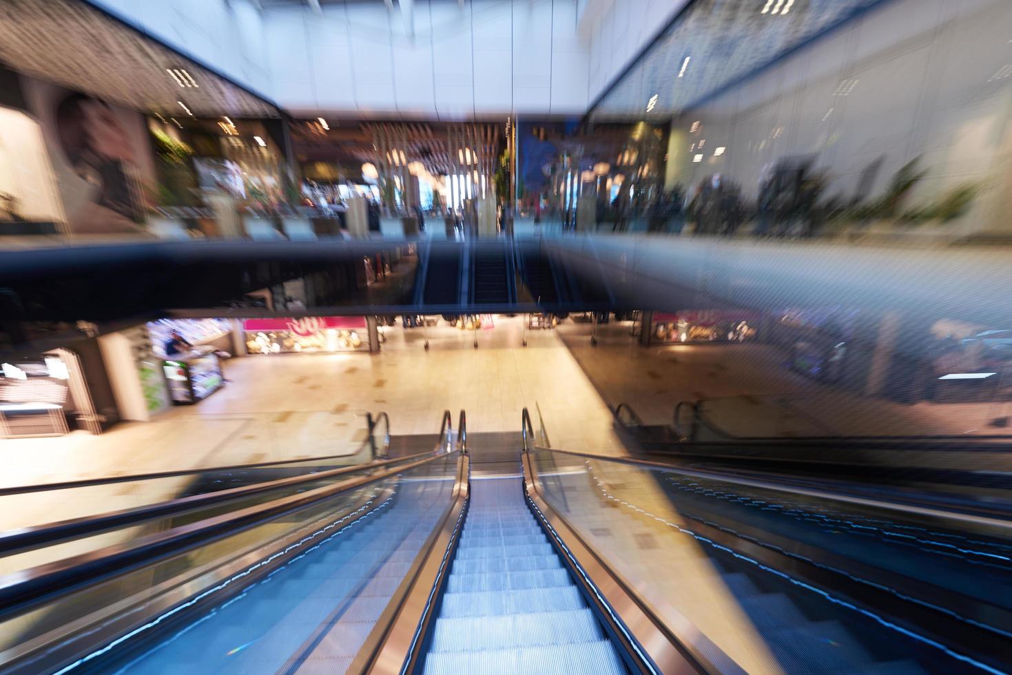 boodschappen doen winkelcentrum roltrappen foto