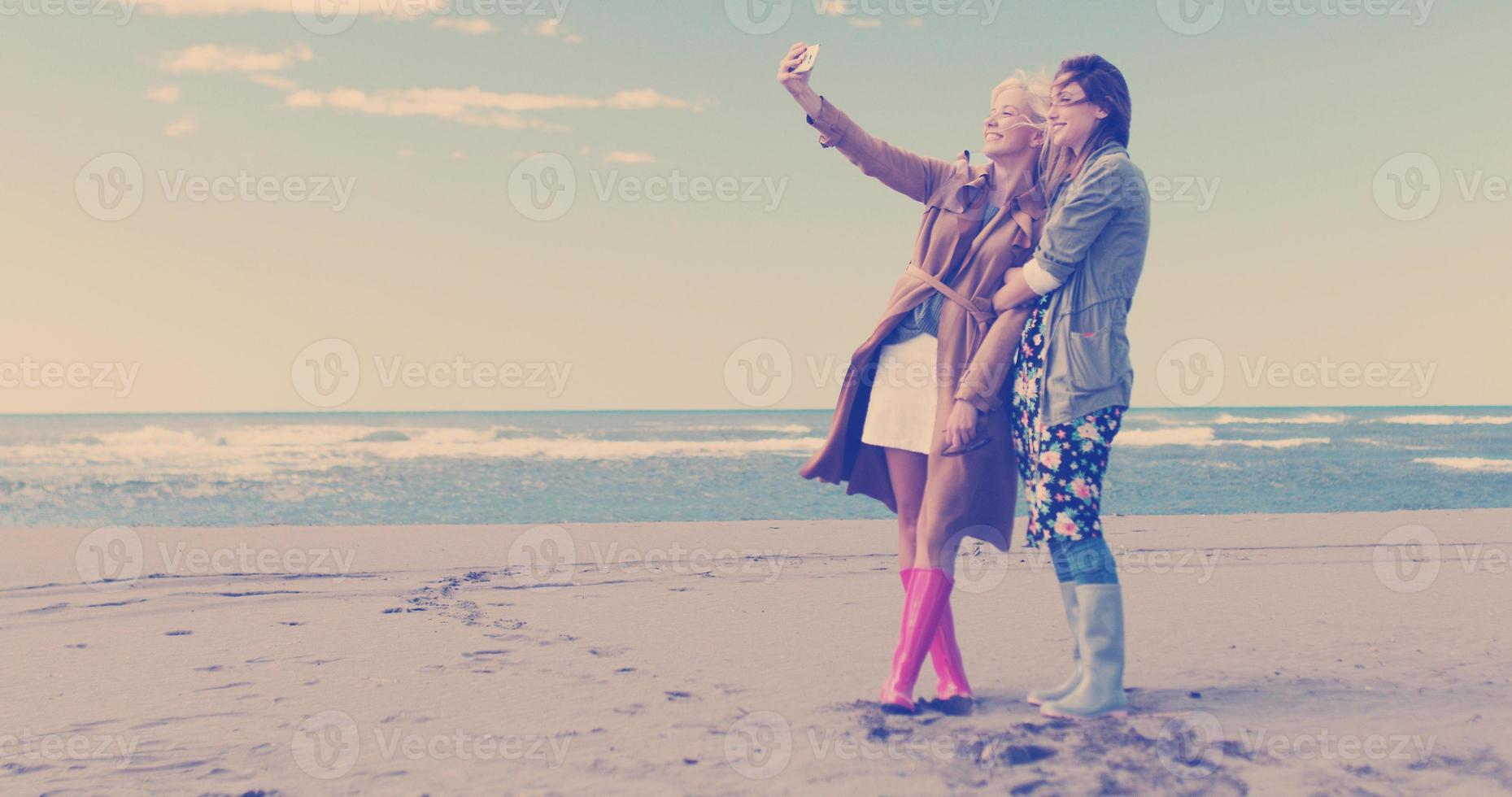 meisjes hebben tijd en nemen selfie Aan een strand foto