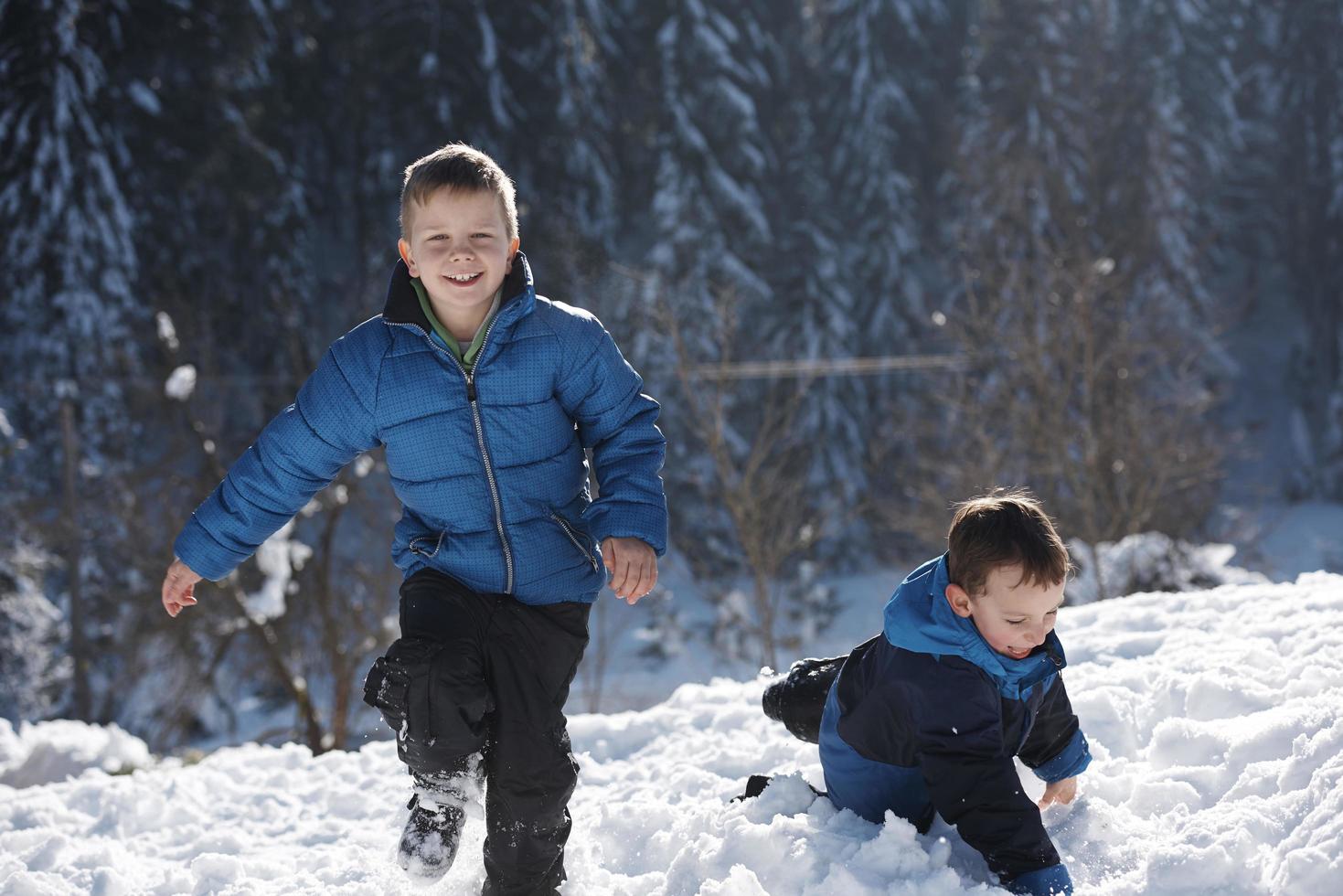 kinderen spelen met vers sneeuw foto