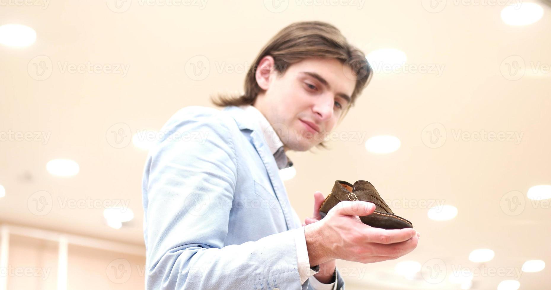 Mens kiest schoenen Bij schoen op te slaan foto