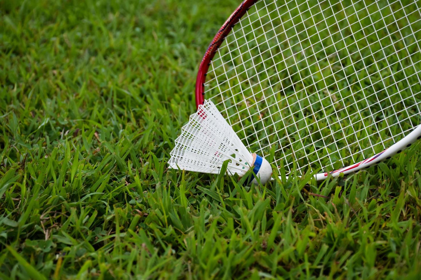 badminton buitenshuis uitrustingen shuttles en badminton rackets, Aan grasveld, zacht en selectief focus Aan shuttles, buitenshuis badminton spelen concept foto