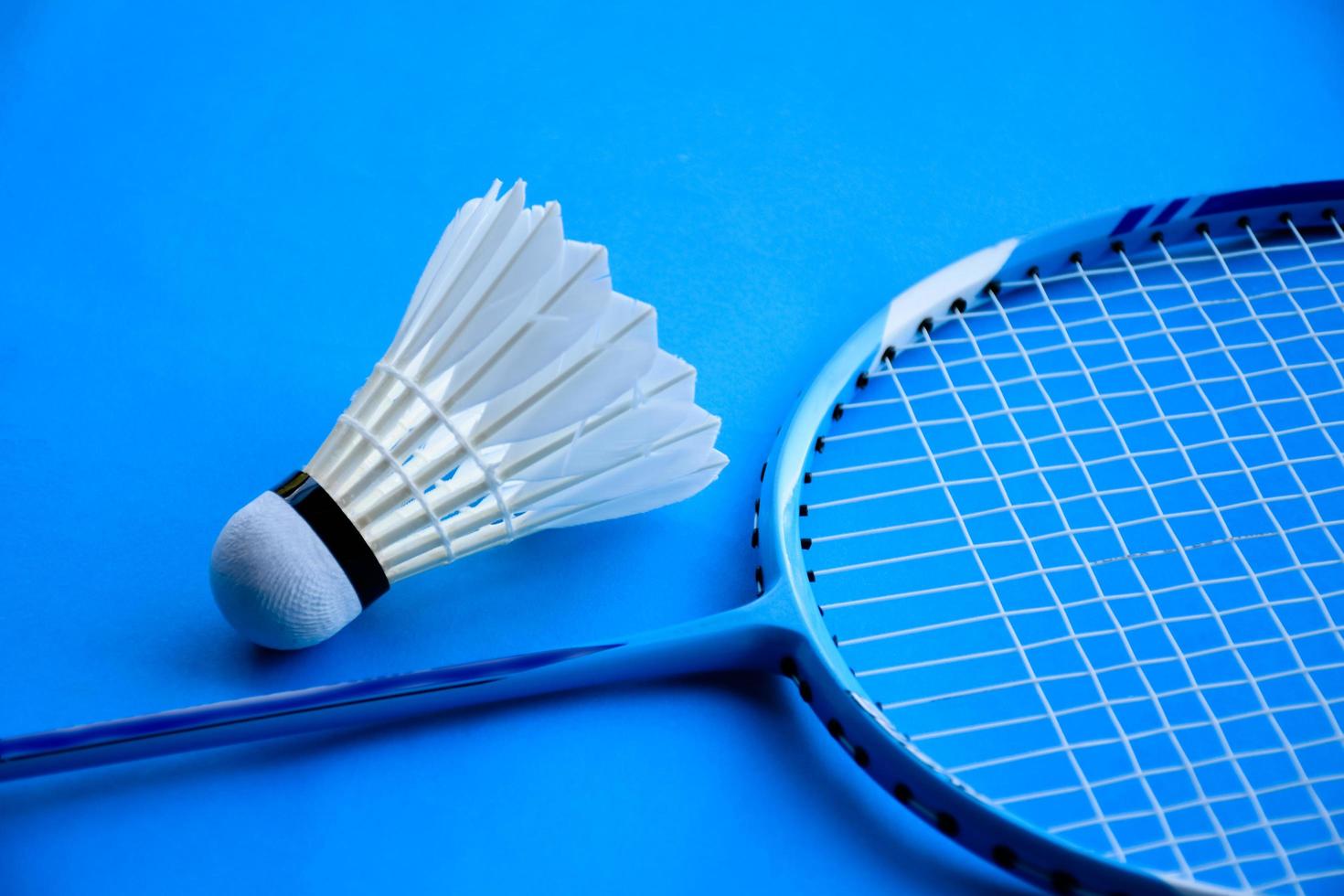 badminton racket en badminton shuttle voor buitenshuis badminton spelen. foto