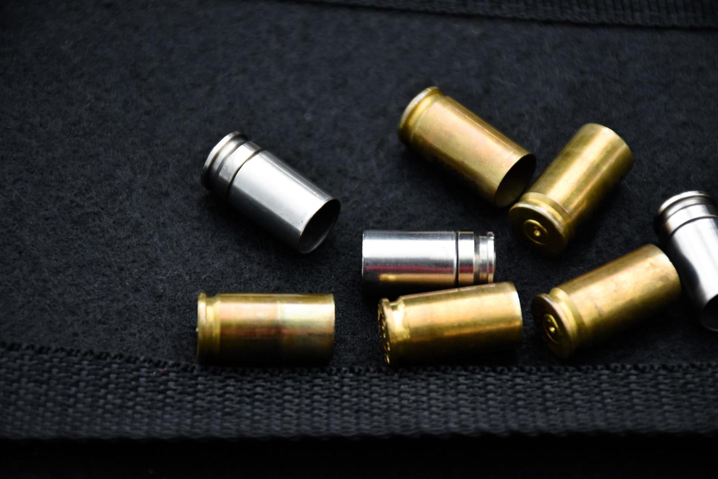 9 mm pistool kogels en kogel schelpen Aan zwart leer achtergrond, zacht en selectief focus. foto