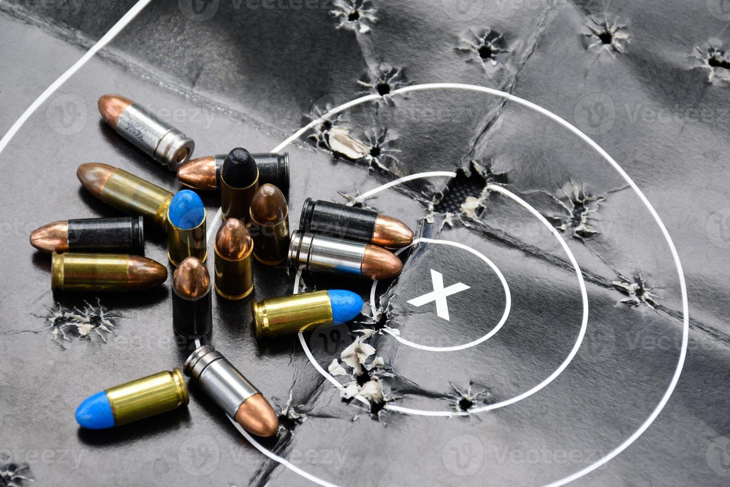 9 mm pistool kogels en kogel schelpen Aan het schieten doelwit papier, zacht en selectief focus. foto
