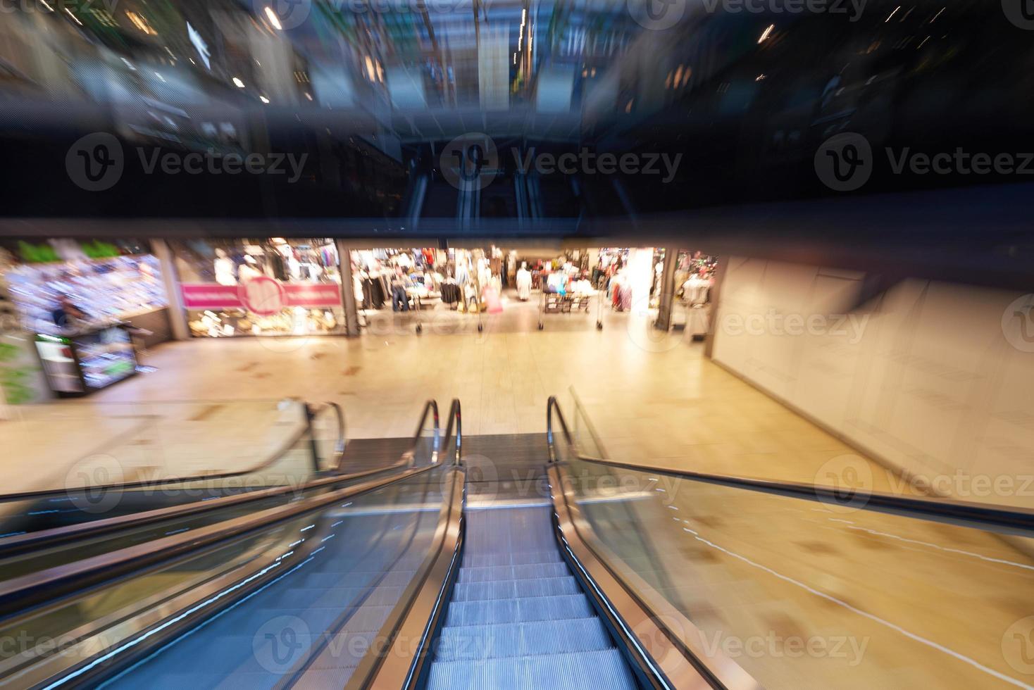 boodschappen doen winkelcentrum roltrappen foto