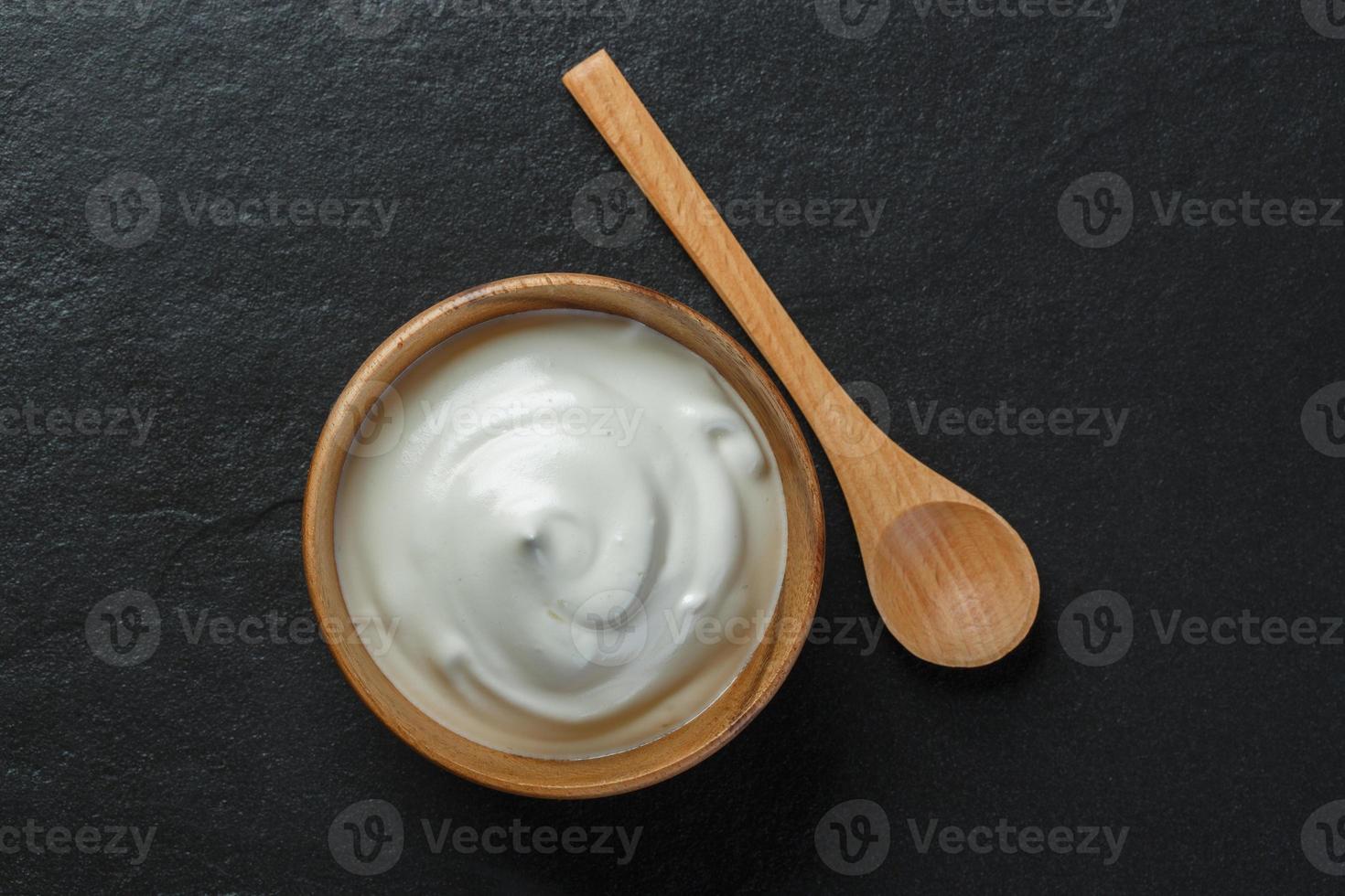 Grieks yoghurt Aan zwart steen achtergrond foto