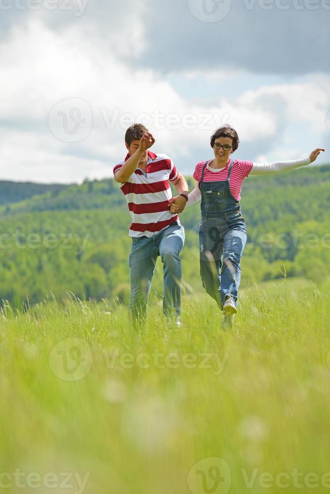 portret van romantisch jong paar glimlachen samen buitenshuis foto