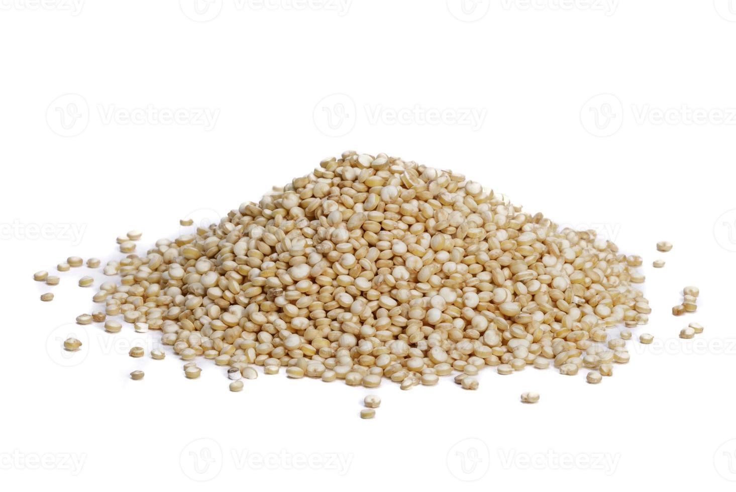 gezond wit quinoa zaden geïsoleerd Aan wit achtergrond, gezond voedsel gewoonten en concept van evenwichtig eetpatroon foto