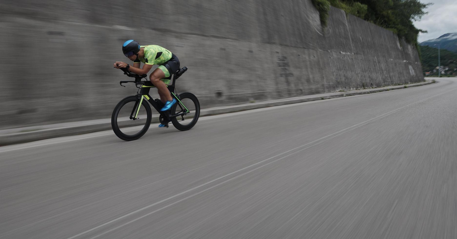 triatlon atleet fietsen op ochtendtraining foto