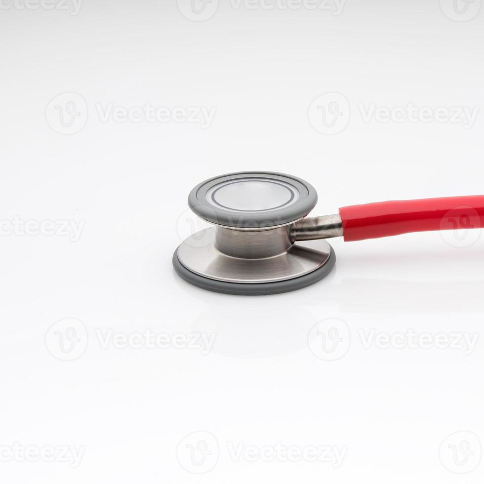 het diafragma van medische stethoscoop geïsoleerd op een witte achtergrond foto