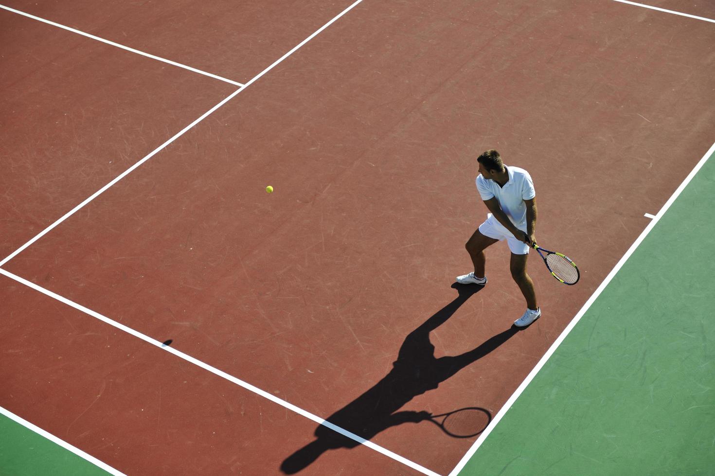 jonge man tennissen foto