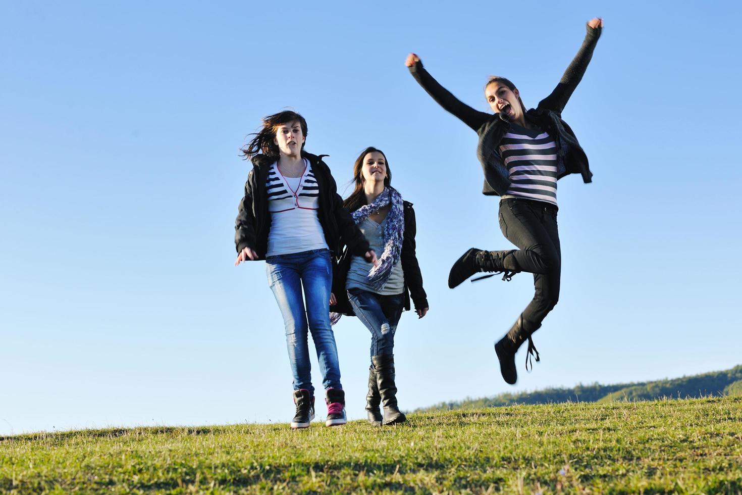 groep van tieners hebben pret buitenshuis foto