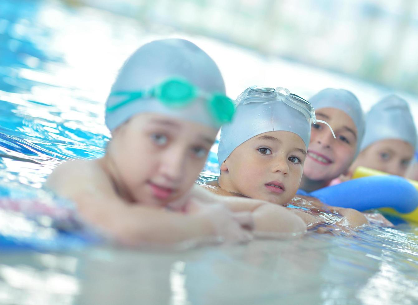 kindergroep bij zwembad foto