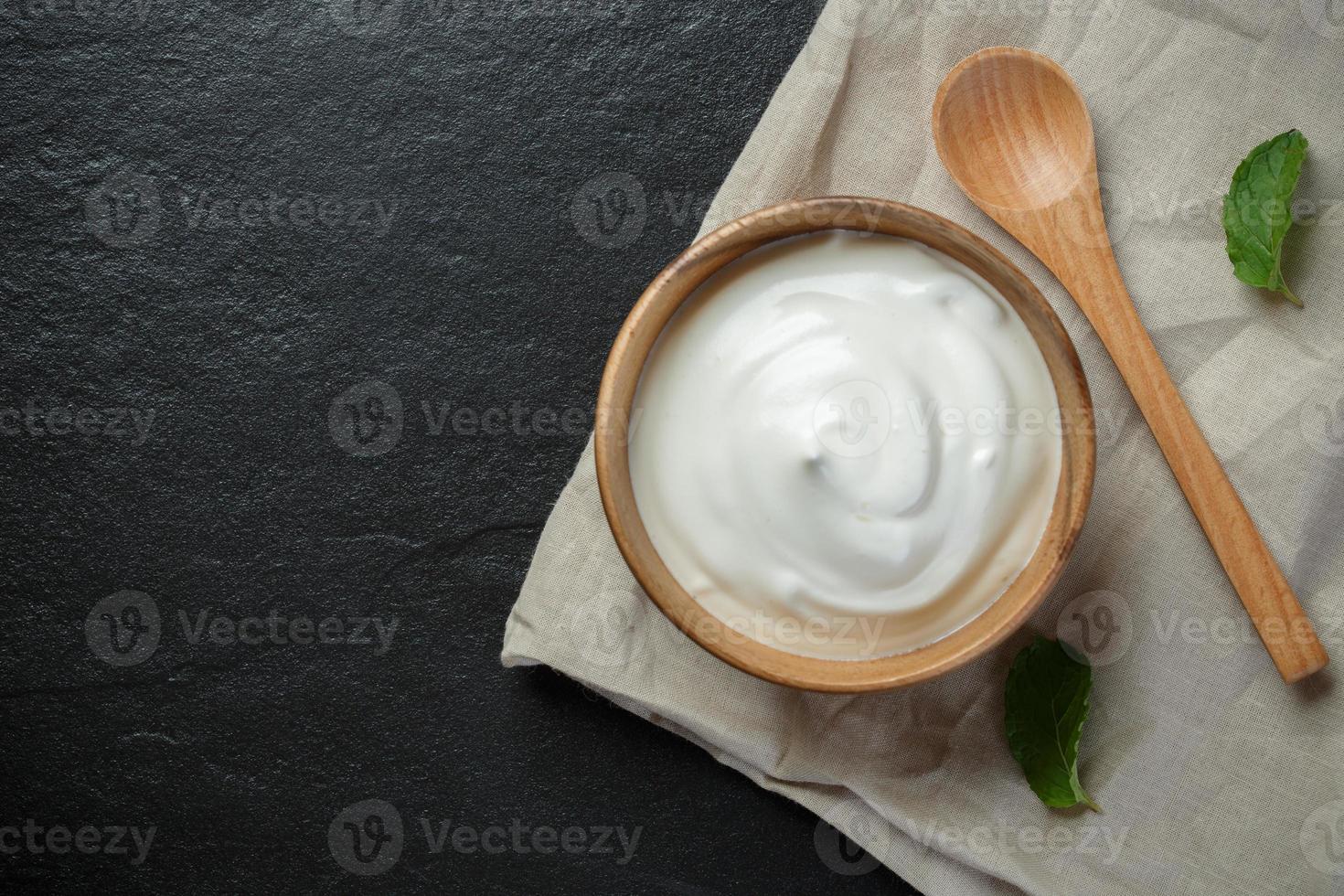 natuurlijk yoghurt Aan steen achtergrond foto