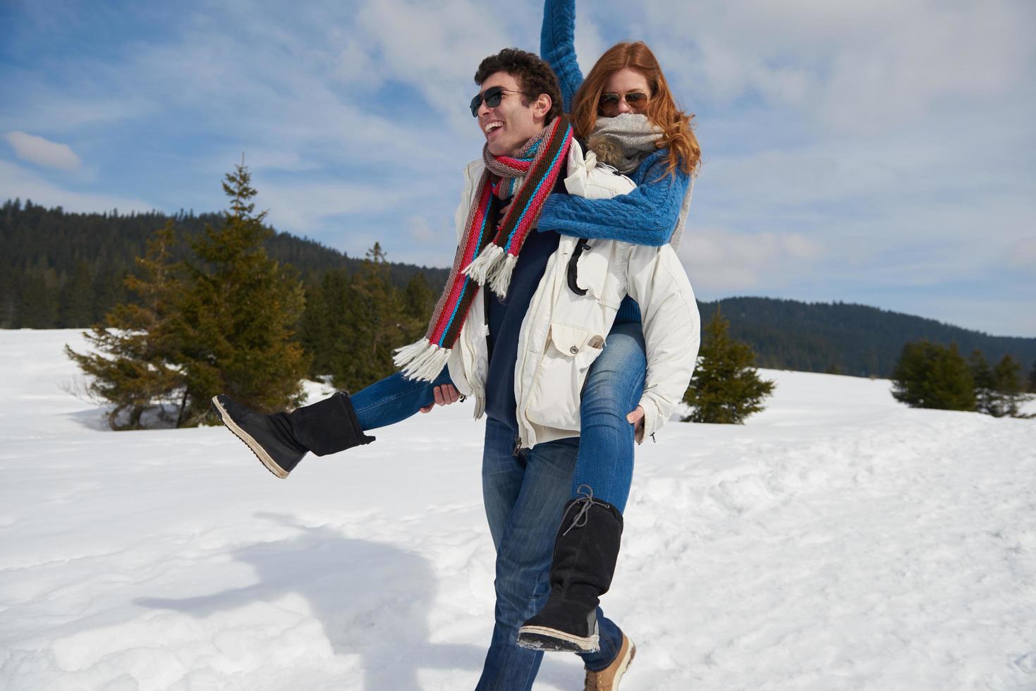 gelukkig jong paar hebben pret Aan vers tonen Aan winter vakantie foto