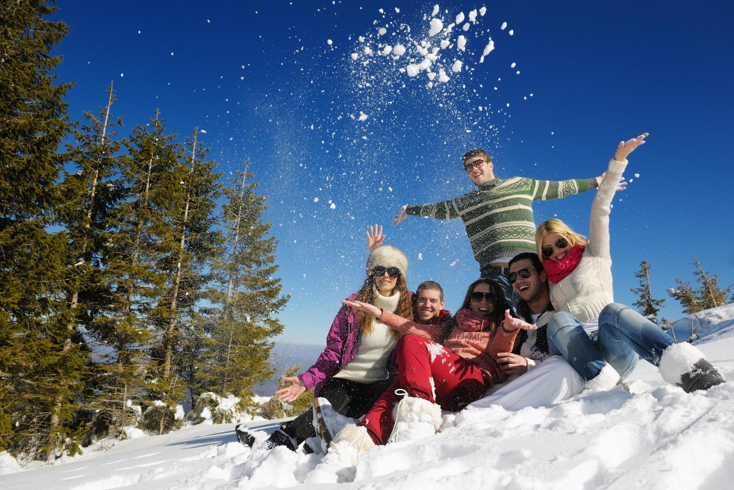 winter pret met jong mensen groep foto