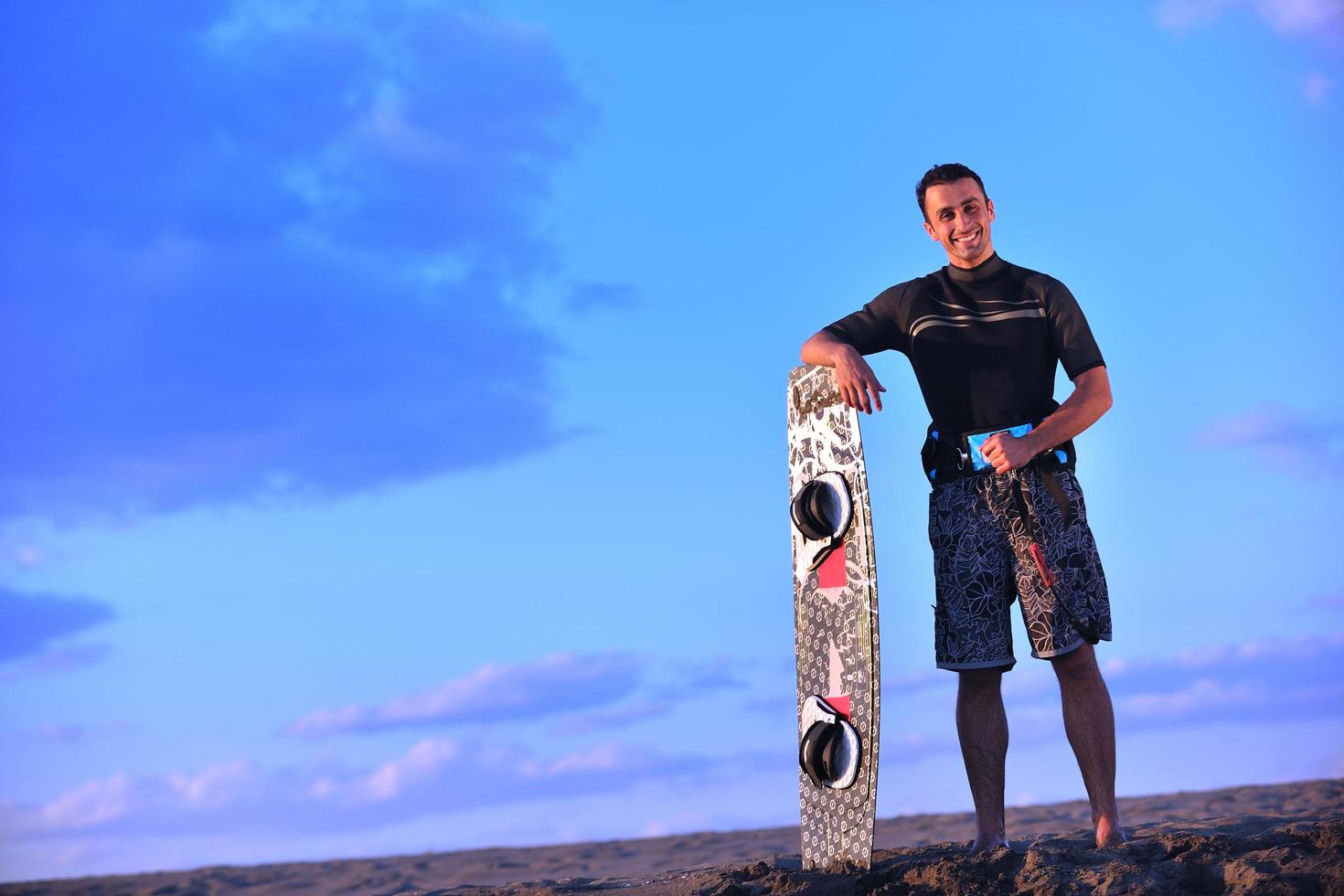 portret van een jong kitsurfen Mens Bij strand Aan zonsondergang foto