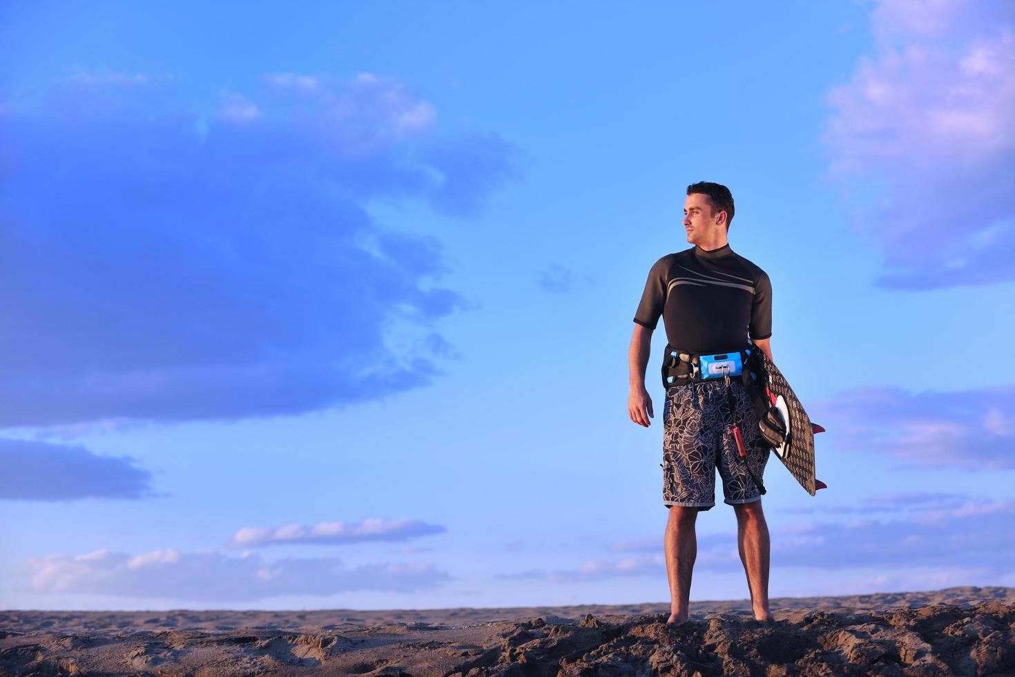 portret van een jong kitsurfen Mens Bij strand Aan zonsondergang foto