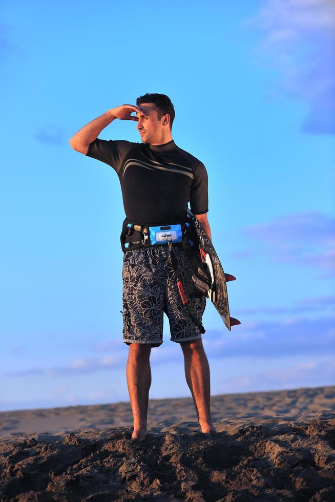 portret van een jong kitsurfen Mens Bij strand Aan zonsondergang foto