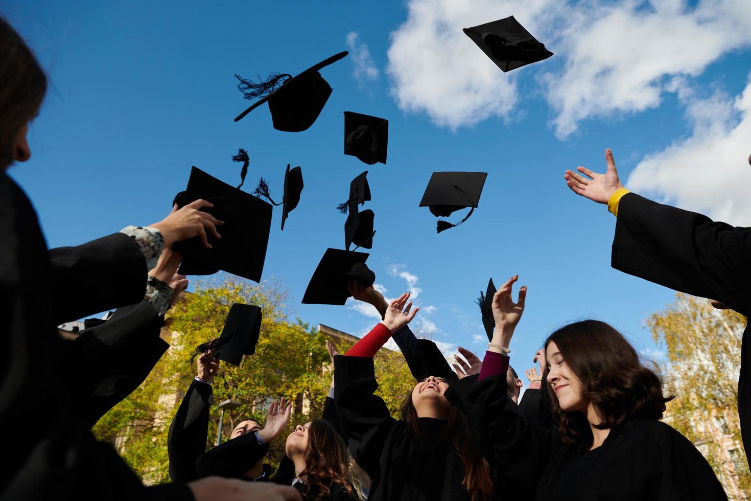 groep van verschillend Internationale afstuderen studenten vieren foto