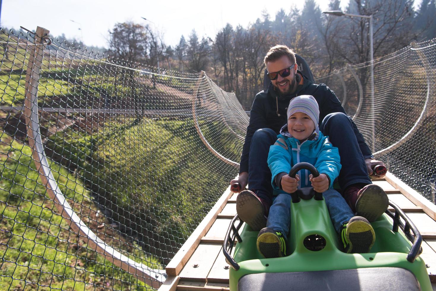 vader en zoon geniet het rijden Aan alpine kustvaarder foto