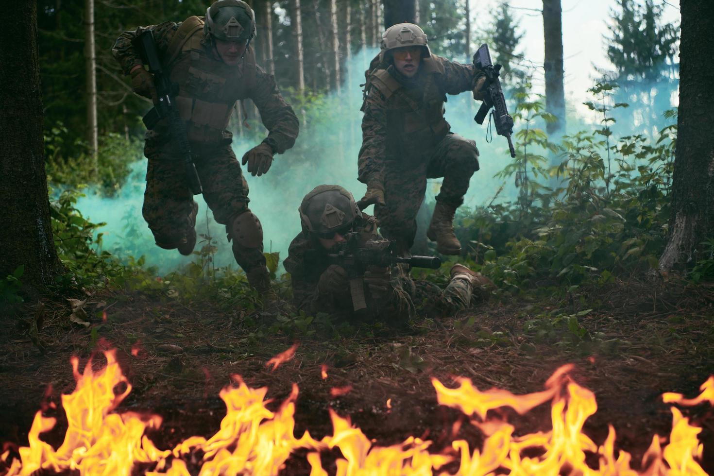 modern oorlogvoering soldaten ploeg in strijd foto