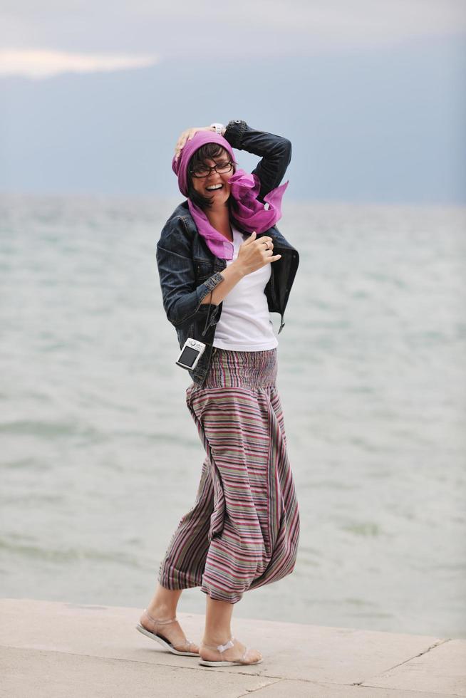 mooi jong vrouw Aan strand met sjaal foto