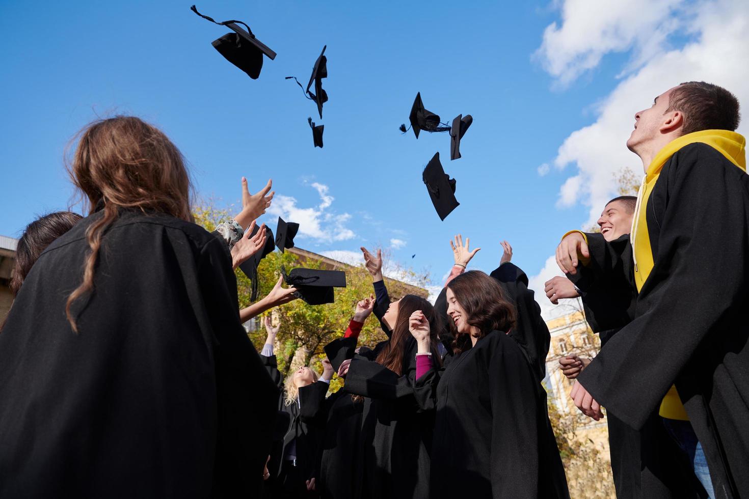 groep van verschillend Internationale afstuderen studenten vieren foto