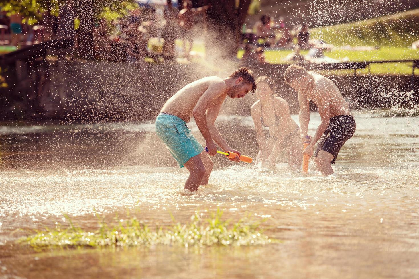 zomer vreugde vrienden hebben pret Aan rivier- foto