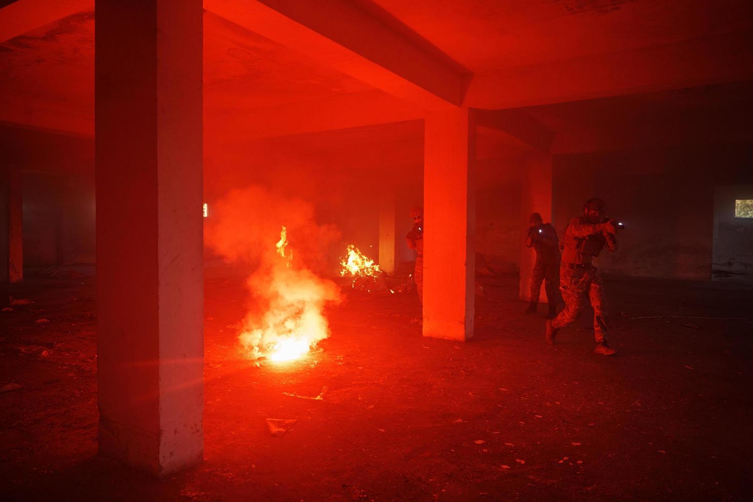 leger troepen in actie stedelijk milieu foto