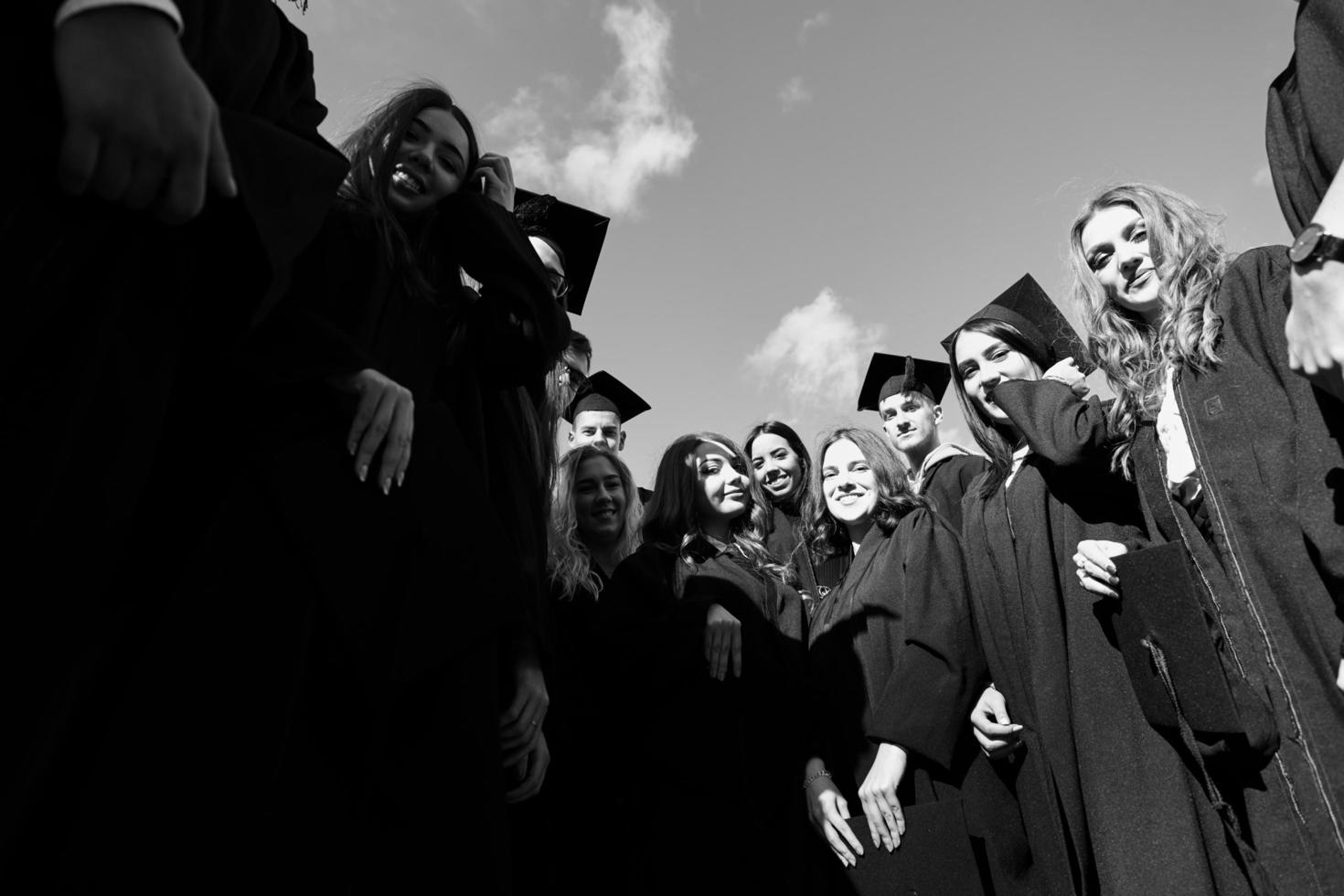 groep van verschillend Internationale afstuderen studenten vieren foto