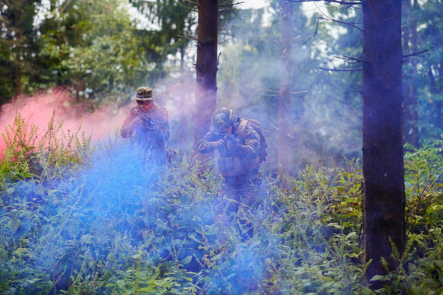 modern oorlogvoering soldaten ploeg in strijd foto