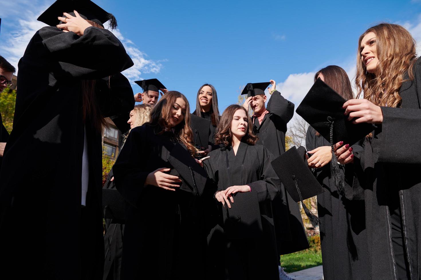 groep van verschillend Internationale afstuderen studenten vieren foto