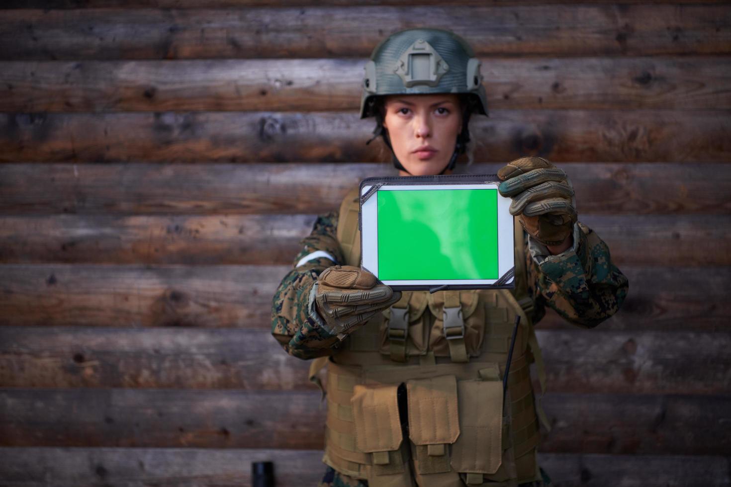 vrouw soldaat gebruik makend van tablet computer foto