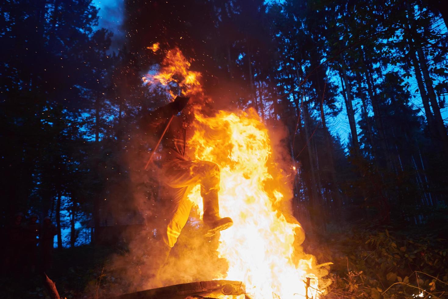 brandweerman in actie foto